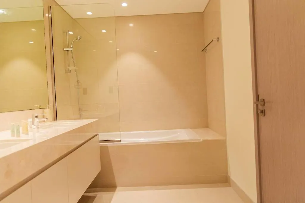 Burj & Fountain Views - Large Apt For 12 Guests! Dubai