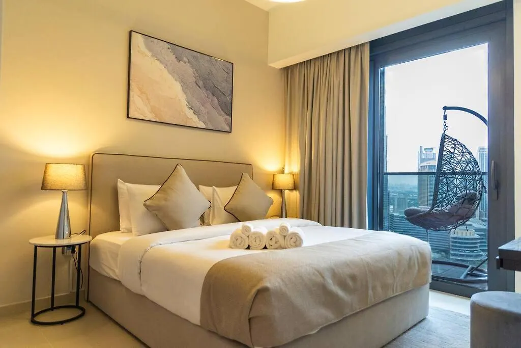 Burj & Fountain Views - Large Apt For 12 Guests! Dubai