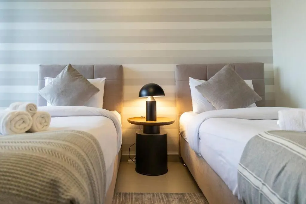 Burj & Fountain Views - Large Apt For 12 Guests! Dubai