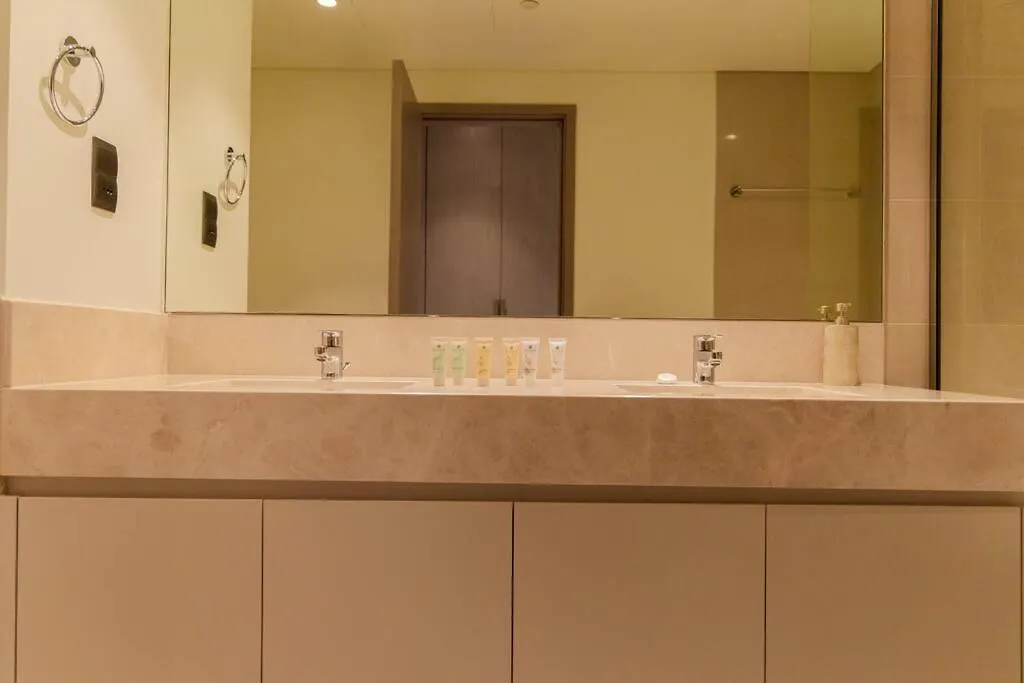 Burj & Fountain Views - Large Apt For 12 Guests! Dubai