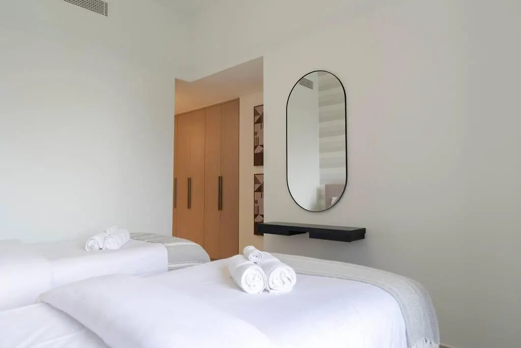 Burj & Fountain Views - Large Apt For 12 Guests! Dubai Apartment